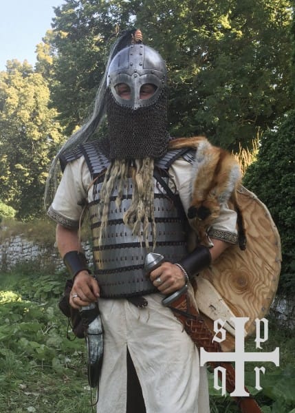 Casco de gafas vikingas, acero de 2 mm, con penacho de casco y hueco de cadena 1764000025 - Espadas y Más