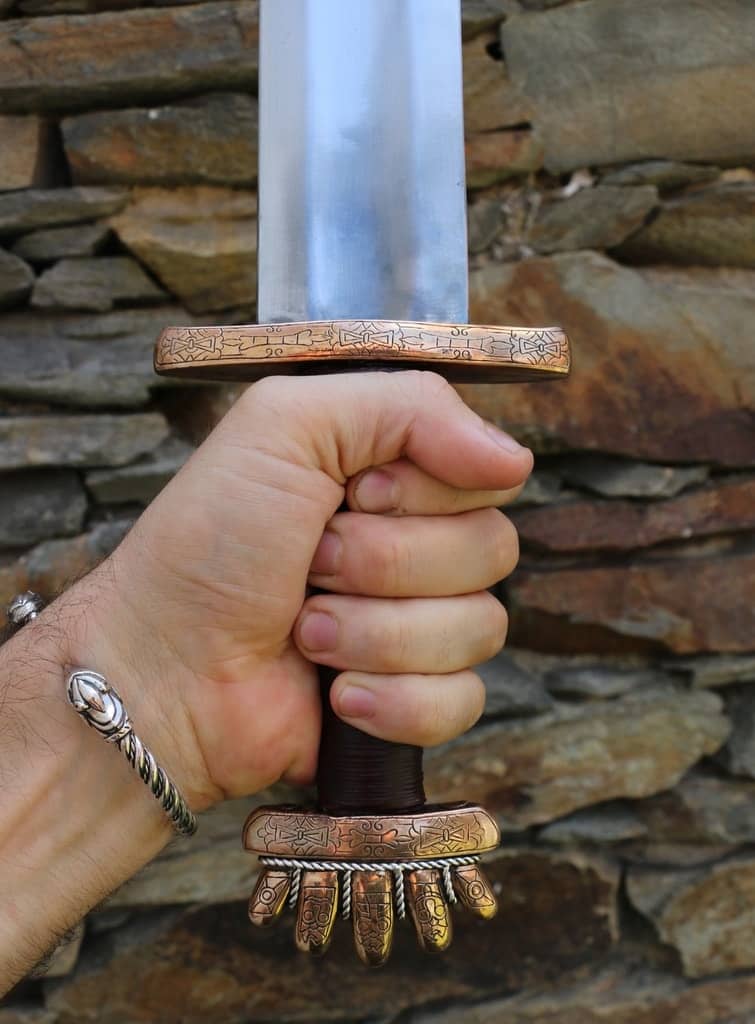 Imagen de Espada vikinga Grom Petersen tipo O de bronce con hilo plateado VSW46 parte de nuestra colección en Espadas y más, sitio oficial.