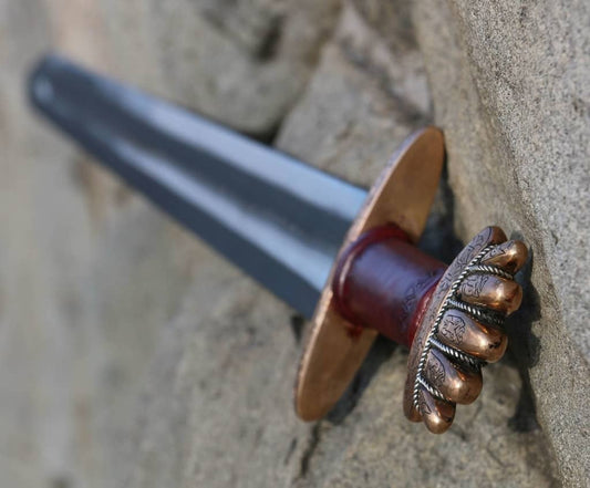 Imagen de Espada vikinga Runar Petersen tipo O de bronce con hilo plateado VSW45 parte de nuestra colección en Espadas y más, sitio oficial.