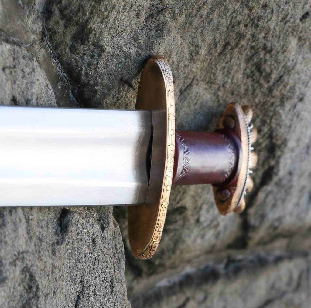 Imagen de Espada vikinga Runar Petersen tipo O de bronce con hilo plateado VSW45 parte de nuestra colección en Espadas y más, sitio oficial.