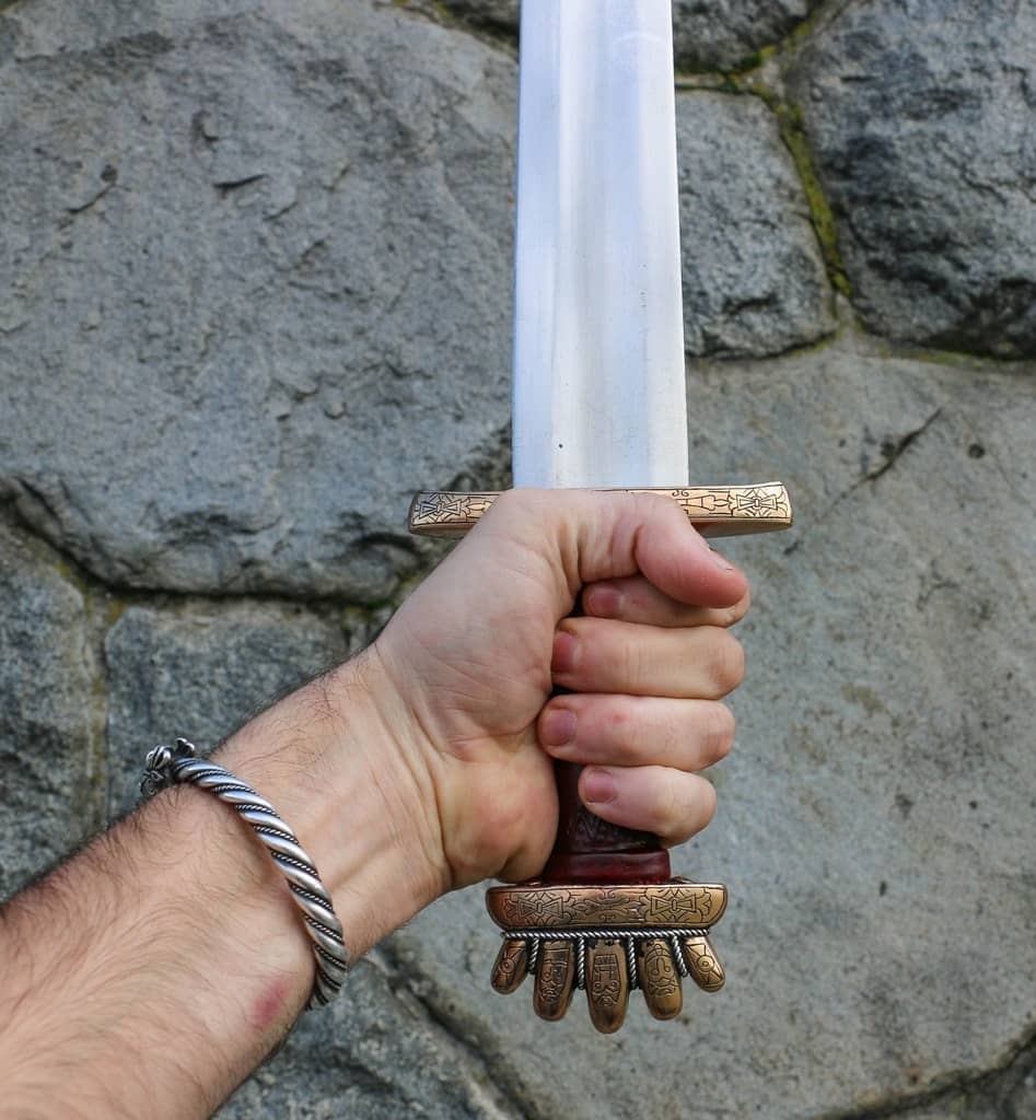 Imagen de Espada vikinga Runar Petersen tipo O de bronce con hilo plateado VSW45 parte de nuestra colección en Espadas y más, sitio oficial.