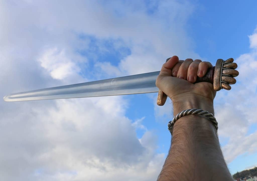 Imagen de Espada vikinga Runar Petersen tipo O de bronce con hilo plateado VSW45 parte de nuestra colección en Espadas y más, sitio oficial.