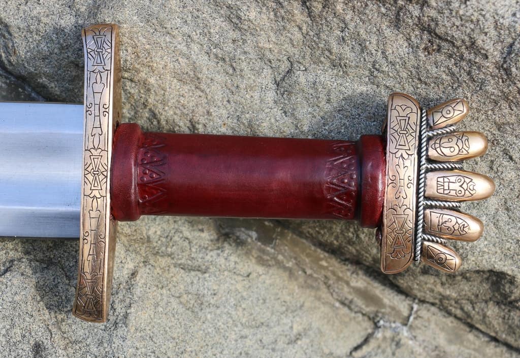 Imagen de Espada vikinga Runar Petersen tipo O de bronce con hilo plateado VSW45 parte de nuestra colección en Espadas y más, sitio oficial.