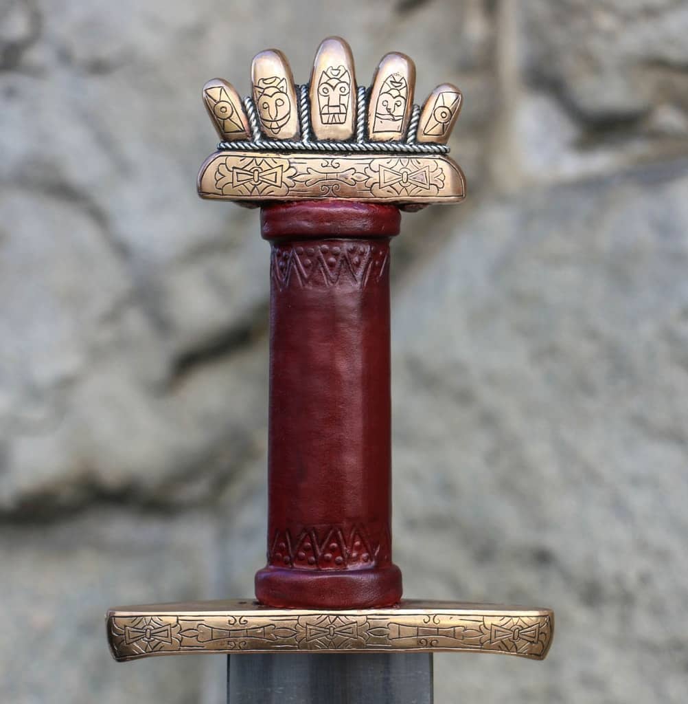 Imagen de Espada vikinga Runar Petersen tipo O de bronce con hilo plateado VSW45 parte de nuestra colección en Espadas y más, sitio oficial.