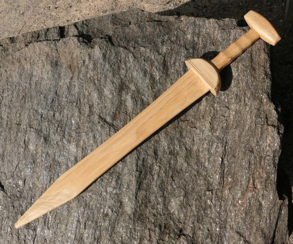 Imagen de Espada de gladiador Rudis de madera ASW65 parte de nuestra colección en Espadas y más, sitio oficial.