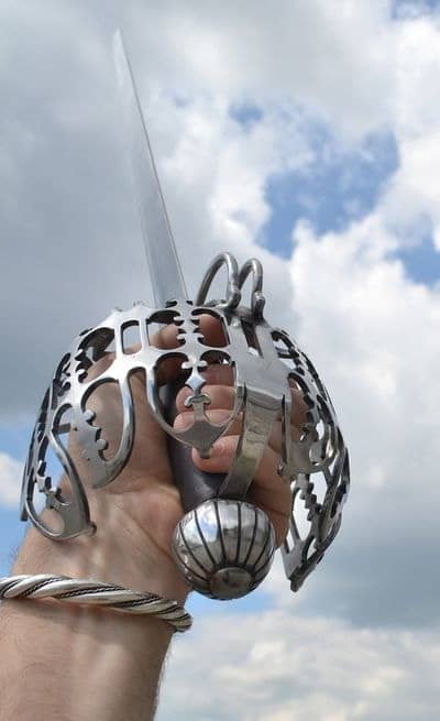 Imagen de Espada escocesa con empuñadura de cesta, réplica para uso práctico OSW41 parte de nuestra colección en Espadas y más, sitio oficial.