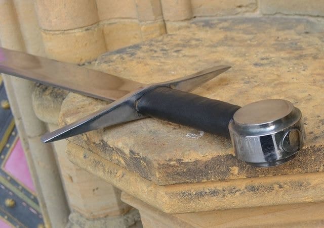 Imagen de Espada Hamburgo, brazalete de combate escénico alemán OSW36 parte de nuestra colección en Espadas y más, sitio oficial.