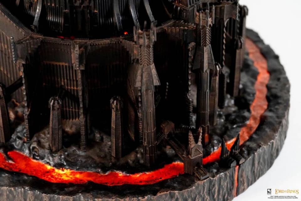 Imagen de Casco de Sauron Oficial Ed Limitada El Señor de los Anillos parte de nuestra colección en Espadas y más, sitio oficial.