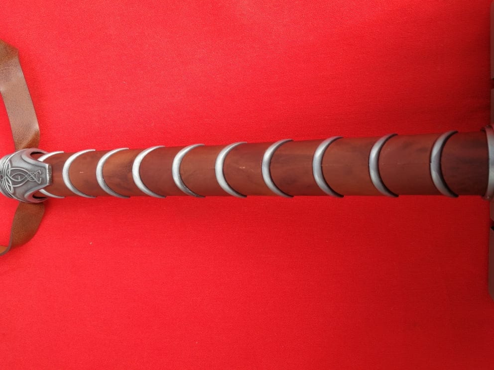 Imagen de Martillo de Thor Mjolnir de Metal parte de nuestra colección en Espadas y más, sitio oficial.