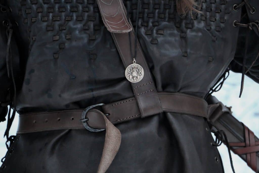 Imagen de Espada de fantasía Barbarian afilada a dos manos con vaina en la espalda AES21 parte de nuestra colección en Espadas y más, sitio oficial.