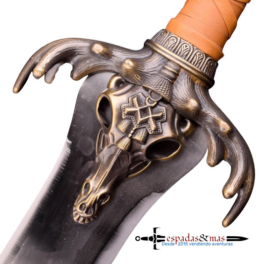 Detalle de cabeza de carnero y símbolo de la Espada del Padre de Conan El Bárbaro. Vendida por Espadas y más