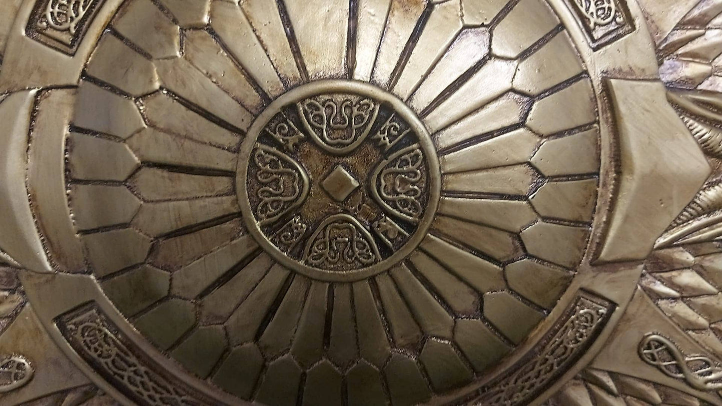 Imagen de Escudo de Kratos God Of War Ragnarok parte de nuestra colección en Espadas y más, sitio oficial.
