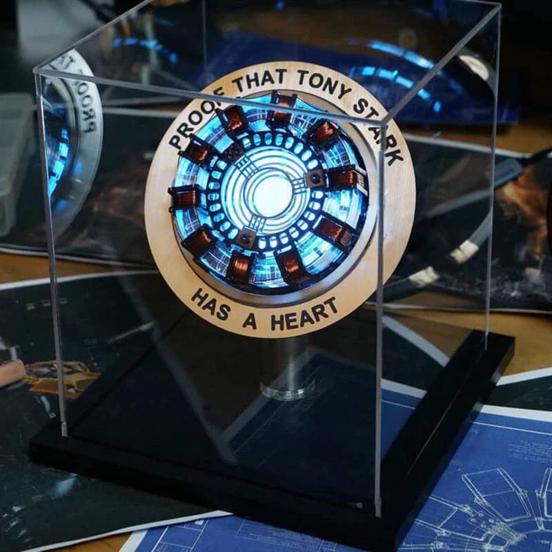 Corazón de Tony Stark de Marvel como el del Super Heroe Iron Man iluminado, con expositor. Vendido por Espadas y más