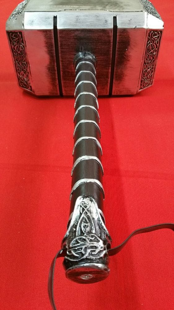 Imagen de Martillo de Thor Mjolnir S1053 parte de nuestra colección en Espadas y más, sitio oficial.