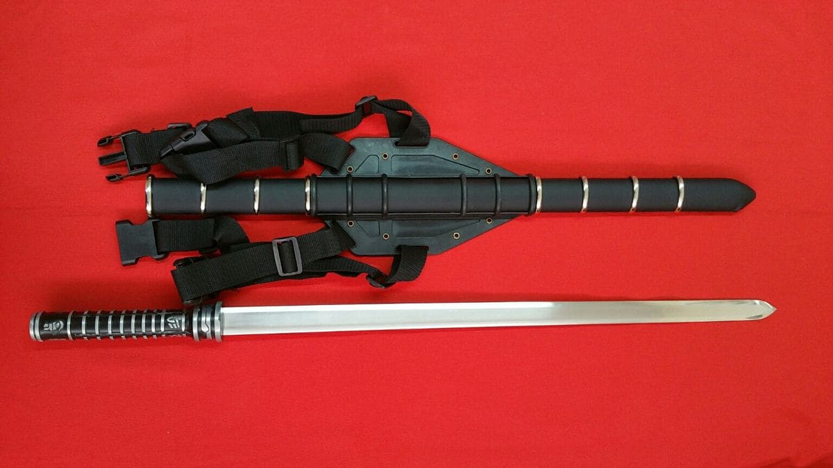 Espada de fantasía de Blade con mochila negra igual que la del personaje de Marvel desenvainada. Vendida por Espadas y más