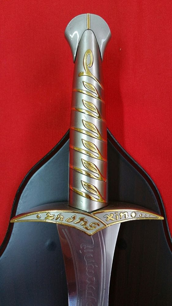 Imagen de Espada Dardo Con Expositor parte de nuestra colección en Espadas y más, sitio oficial.