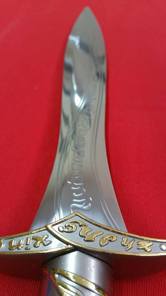 Imagen de Espada Dardo Con Expositor parte de nuestra colección en Espadas y más, sitio oficial.