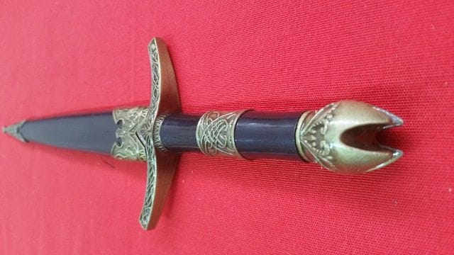 Imagen de Daga Espada Rey Brujo Señor De Los Anillos S0145 parte de nuestra colección en Espadas y más, sitio oficial.