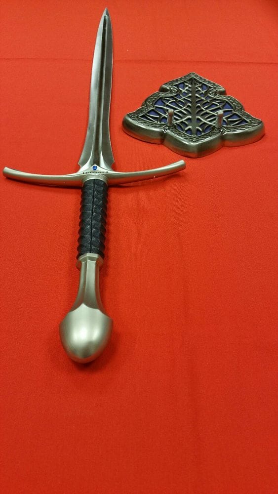 Espada de fantasía estilo medieval Glamdring de Gandalf de El Señor de los Anillos con expositor desde atrás. Vendida por Espadas y más