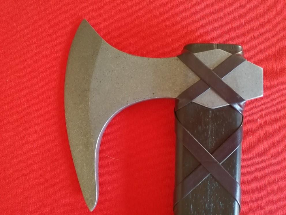 Imagen de Hacha de Ragnar Vikingos 10617 parte de nuestra colección en Espadas y más, sitio oficial.