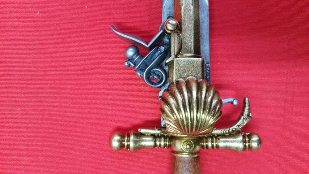 Imagen de Pistola de chispa con puñal incorporado S XVIII, 1204 Réplica no funcional parte de nuestra colección en Espadas y más, sitio oficial. Esta imagen describe arma no funcional