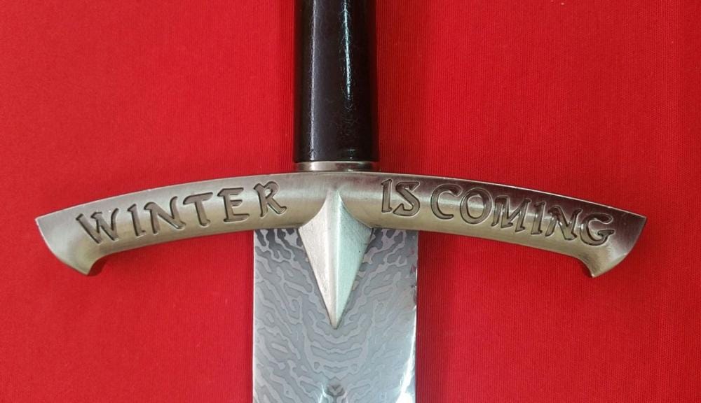 Imagen de Espada Hielo de Juego de Tronos versión libros con Vaina de piel 15565 parte de nuestra colección en Espadas y más, sitio oficial.