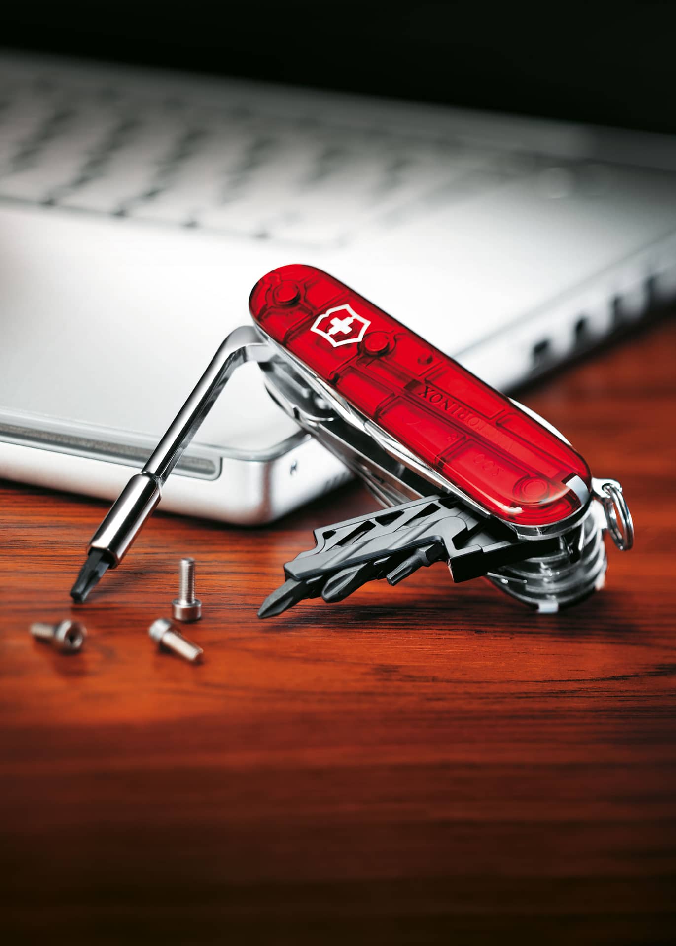 Navaja multiusos herramienta CyberTool M, 32 Funciones, rojo transparente Victorinox VI-1.7725.T - Espadas y Más