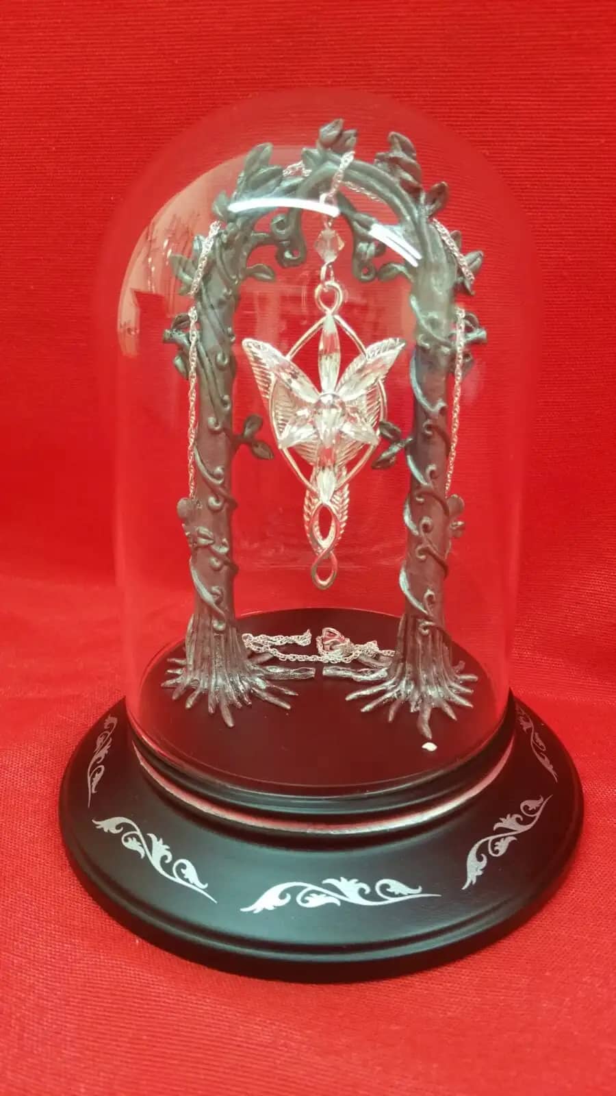 Imagen de Expositor colgante de Arwen NN9551 parte de nuestra colección en Espadas y más, sitio oficial.