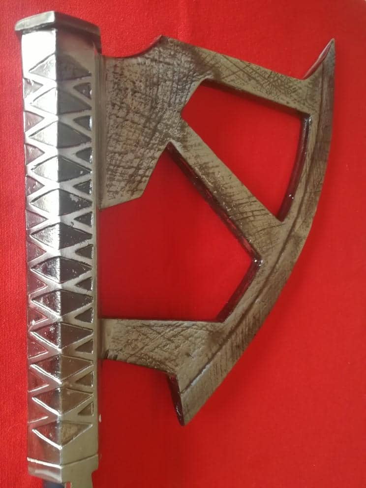 Imagen de Hacha de paseo de Gimli El Señor de los Anillos parte de nuestra colección en Espadas y más, sitio oficial.