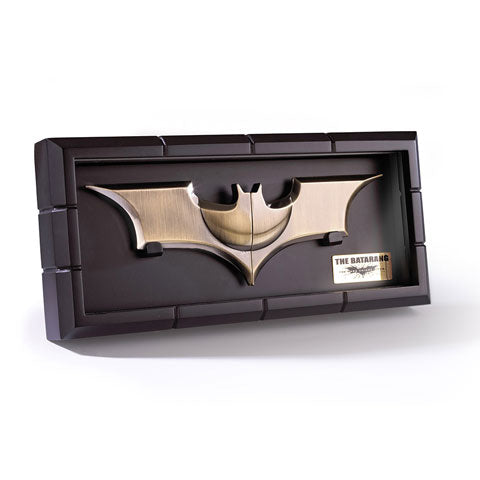 Imagen de BATARANG EN EXPOSITOR - BATMAN BEGINS & THE DARK KNIGHT NN4129 parte de nuestra colección en Espadas y más, sitio oficial.