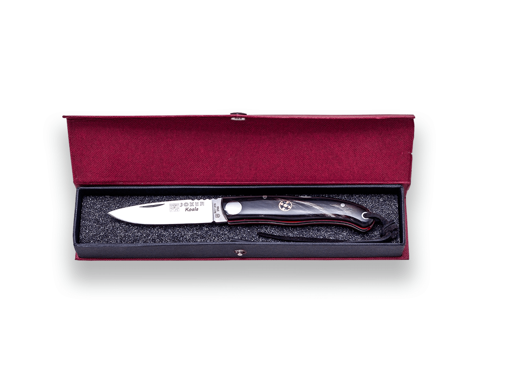 NAVAJA DEPORTIVA JOKER KOALA, CON BLOQUEO, CACHAS CUERNO DE BÚFALO , 7 CM DE HOJA. INCLUYE ESTUCHE DE PRESENTACIÓN. NF124 - Espadas y Más
