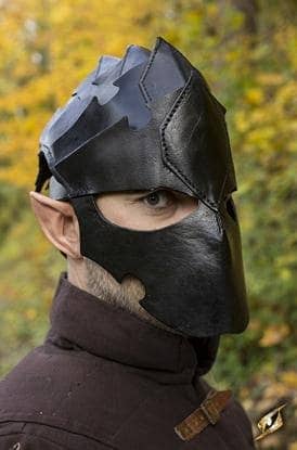 Imagen de CASCO ASSASSINS CUERO 100101 parte de nuestra colección en Espadas y más, sitio oficial.