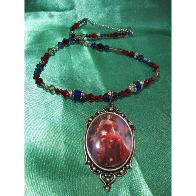 Imagen de Colgante camafeo " Crimson Lily" ( Margarita Carmesí). MU_BV306 parte de nuestra colección en Espadas y más, sitio oficial.