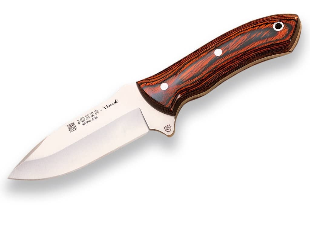 CUCHILLO DESOLLADOR JOKER VENADO, CACHAS MADERA ROJA, HOJA DE 11 CM.ACERO INOX. FUNDA DE CUERO. - Espadas y Más