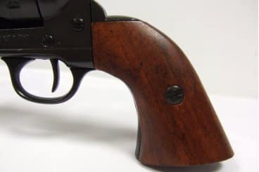 Imagen de Revólver CAL .45 Peacemaker 12", USA 1873, 7303 Réplica no funcional parte de nuestra colección en Espadas y más, sitio oficial.
