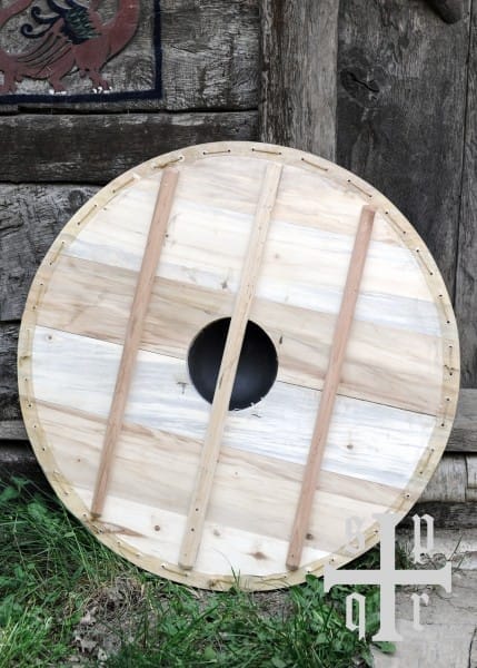 Escudo vikingo redondo fabricado en madera y lona, ​​con remate de hierro 1164000201 - Espadas y Más