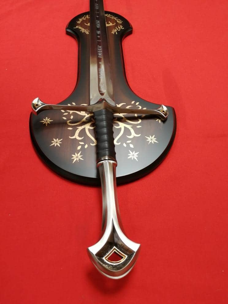 Imagen de Espada Anduril Oficial El Señor de los Anillos parte de nuestra colección en Espadas y más, sitio oficial.