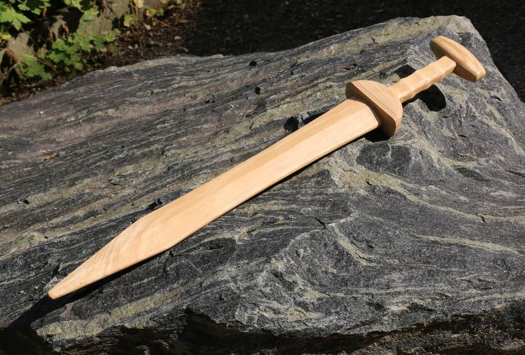 Imagen de Espada de gladiador Rudis de madera ASW65 parte de nuestra colección en Espadas y más, sitio oficial.