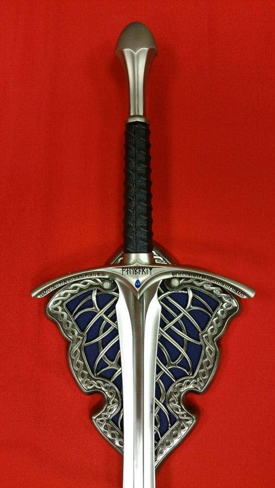 Espada Glamdring de Gandalf de El Señor de los Anillos con expositor. Realizada por Noble Collection. Vendida por Espadas y más
