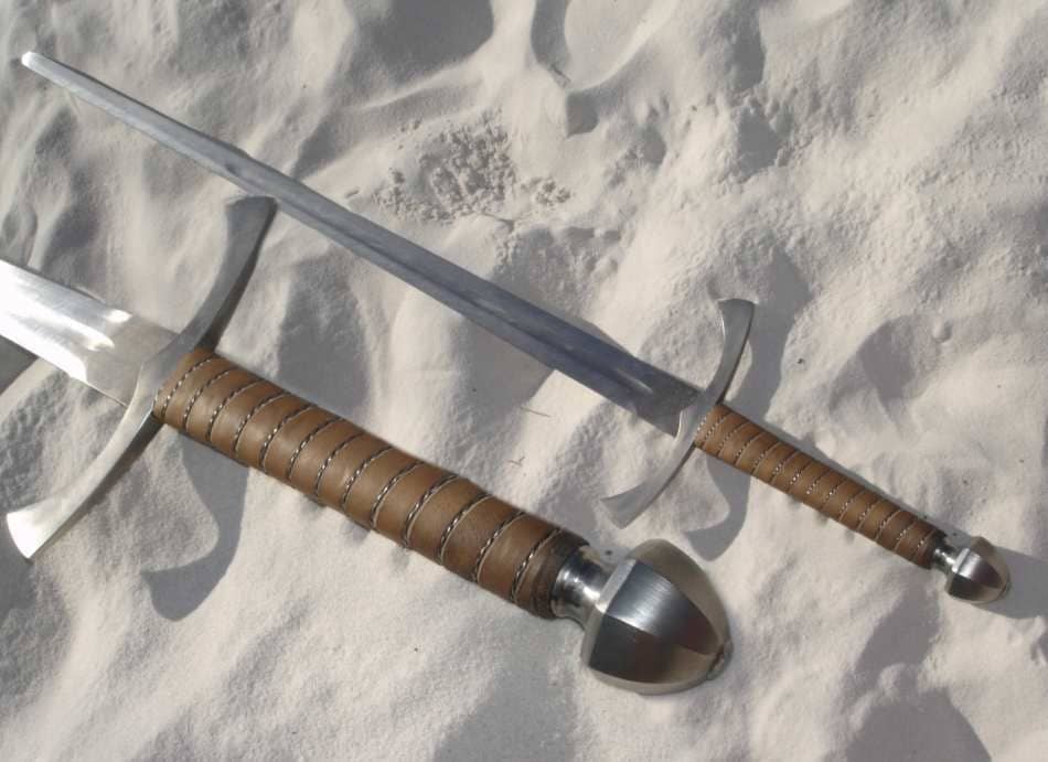 Imagen de Espada Gótica de mano y media MSW11 parte de nuestra colección en Espadas y más, sitio oficial.