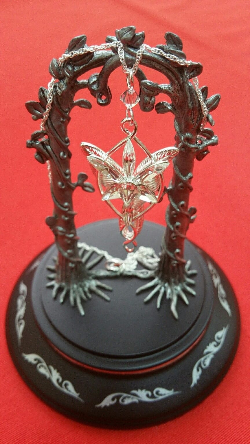 Imagen de Expositor colgante de Arwen NN9551 parte de nuestra colección en Espadas y más, sitio oficial.