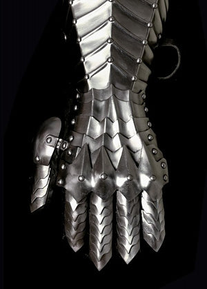 Imagen de Guante de placa izquierda, remachado y cosido 1001103520 parte de nuestra colección en Espadas y más, sitio oficial.