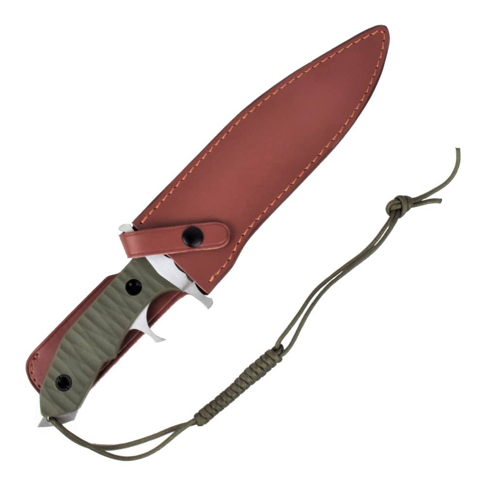 Cuchillo de caza réplica del de la película Rambo V con hoja de acero inoxidable enfundado en funda rojiza. Vendido por Espadas y más