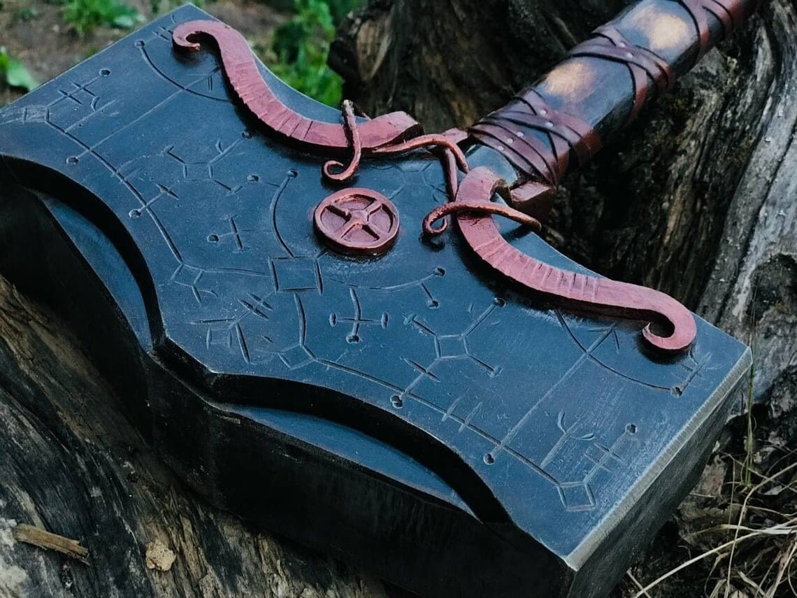 Imagen de Martillo de Thor Mjolnir God of War Kratos parte de nuestra colección en Espadas y más, sitio oficial.