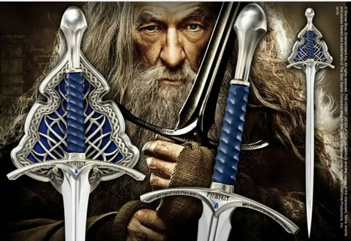 Espada de fantasía estilo medieval Glamdring de Gandalf de El Señor de los Anillos con Gandalf de fondo. Vendida por Espadas y más