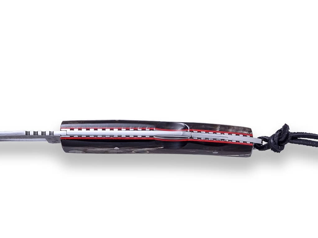 NAVAJA DEPORTIVA JOKER IBERICA, CON CACHAS EN ASTA DE BUFALO E INCRUSTACION DE MOSAICO MADREPERLA. HOJA DE 7,5 CM - Espadas y Más