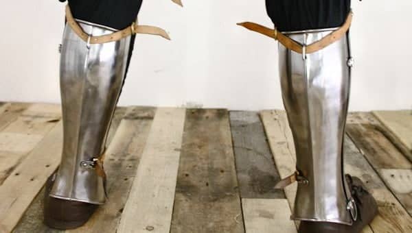 Imagen de Espinillera Medievales Avant acero parte de nuestra colección en Espadas y más, sitio oficial.