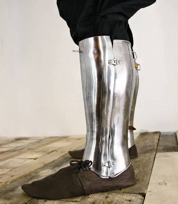 Imagen de Espinillera Medievales Avant acero parte de nuestra colección en Espadas y más, sitio oficial.