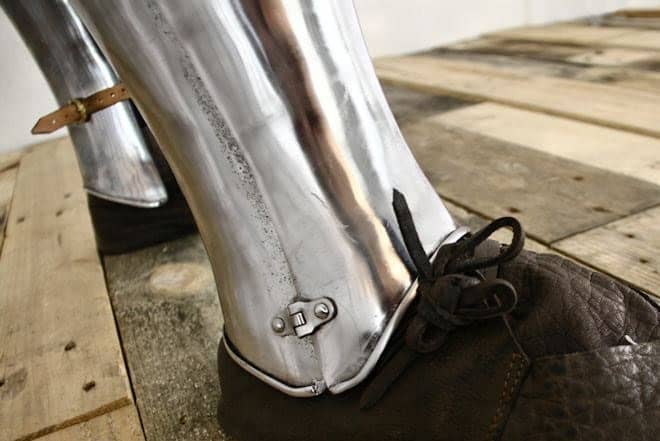 Imagen de Espinillera Medievales Avant acero parte de nuestra colección en Espadas y más, sitio oficial.