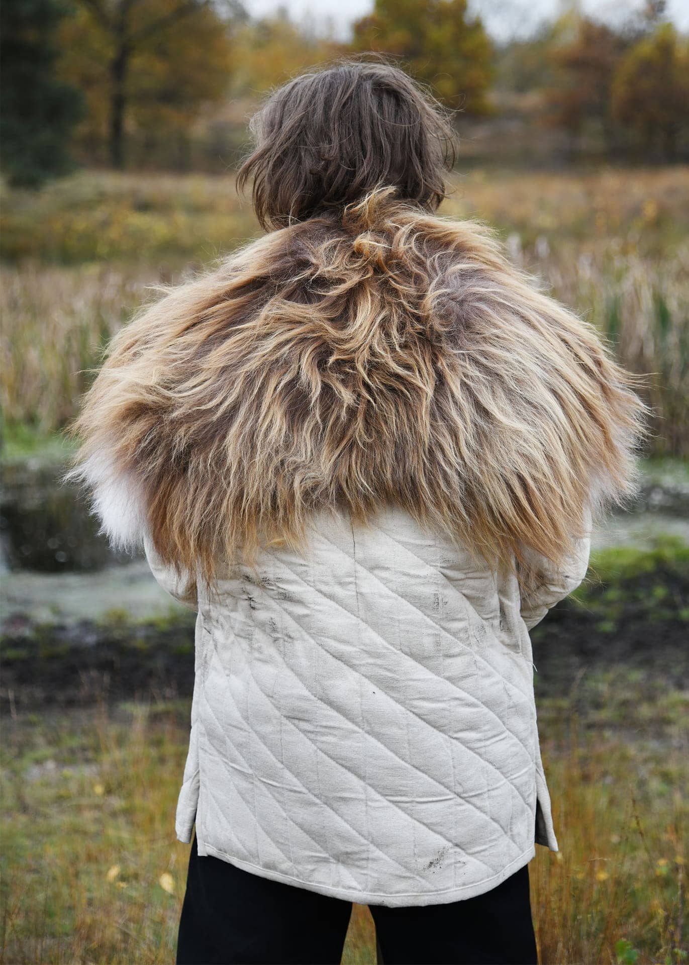 Imagen de Shoulder Fur hecho de piel de oveja nórdica, moteada 1680603003 parte de nuestra colección en Espadas y más, sitio oficial.